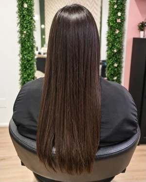 Vista de costas do resultado do caso Alisamento C, com cabelo comprido e liso.